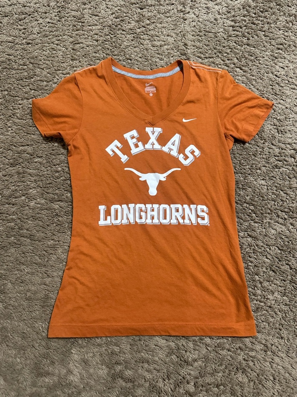 Vintage Woman’s NCAA Nike Texas Longhorns shirt 00s size medium
